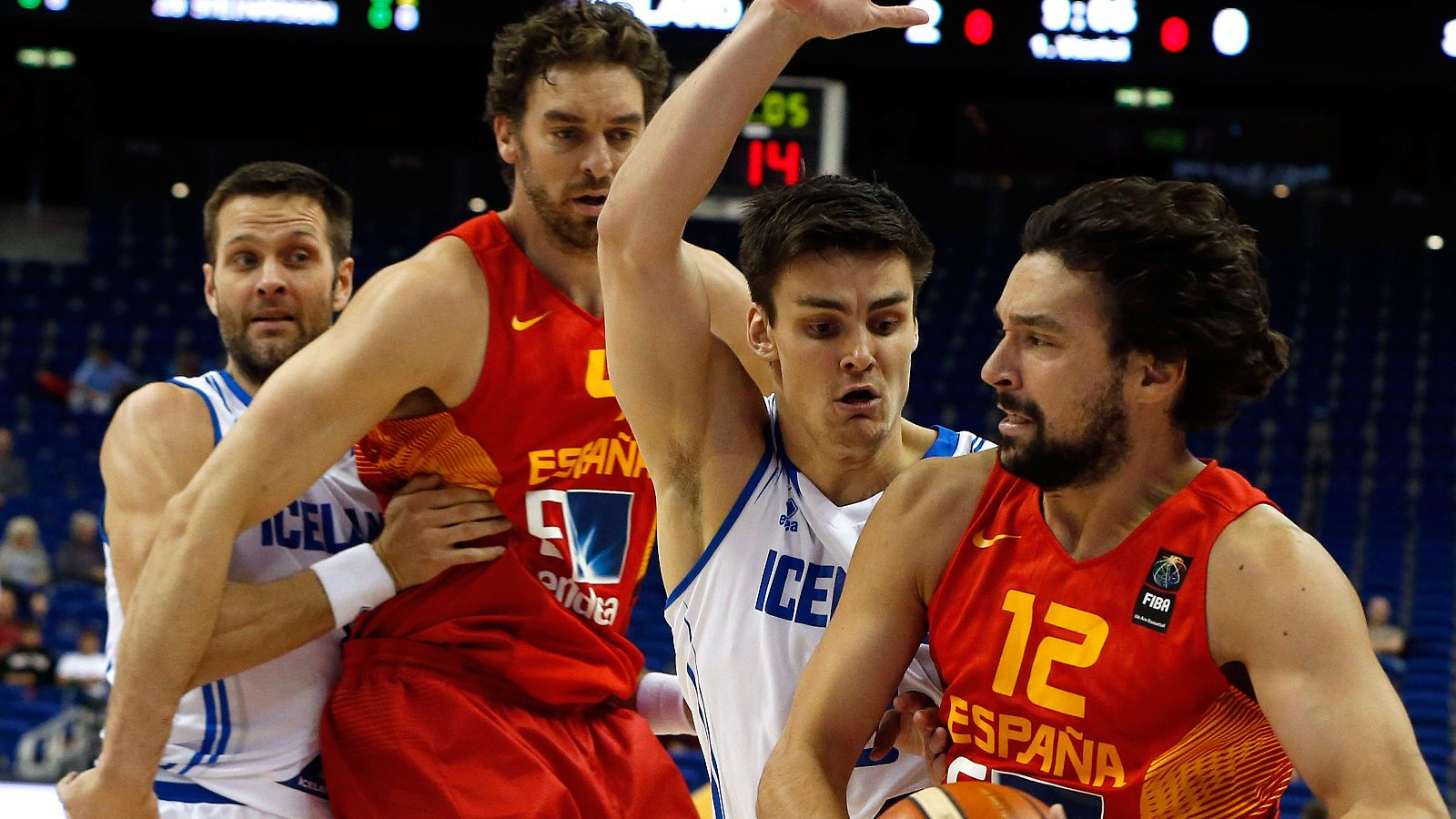 Los jugadores de España Pau Gasol y Sergio Llull, en un momento del partido