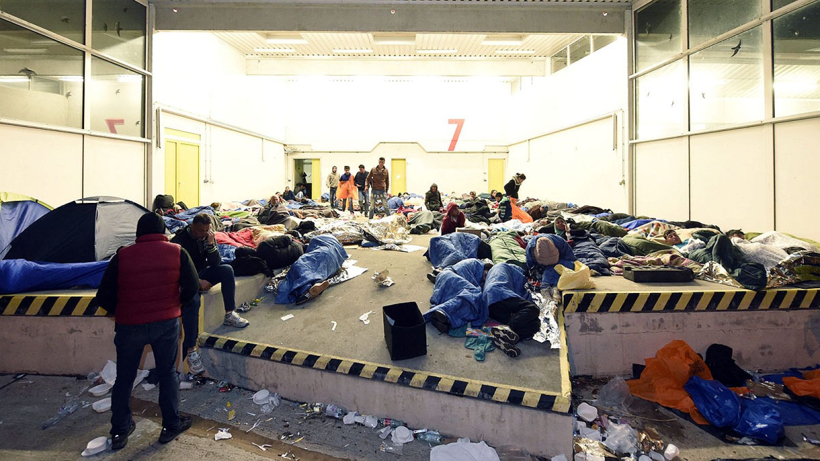 Refugiados que cruzaron la frontera desde Hungría duermen en refugios improvisados y carpas en la madrugada en Nickelsdorf (Austria)