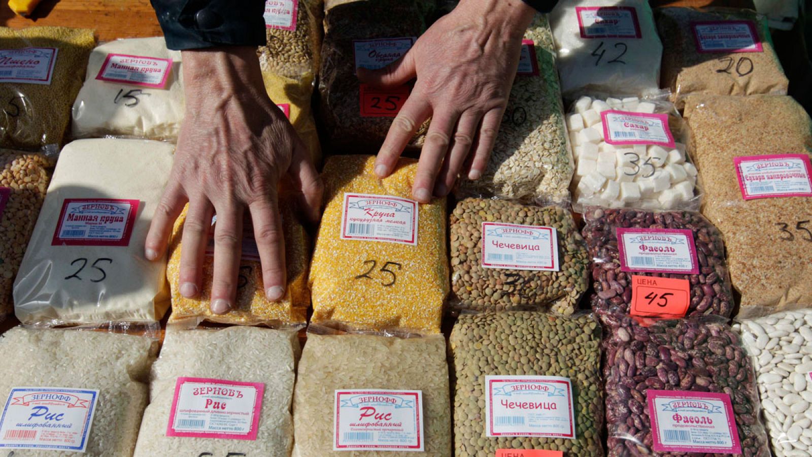 Varios paquetes de comida vendida a granel en un mercado de la ciudad rusa de Stavropol