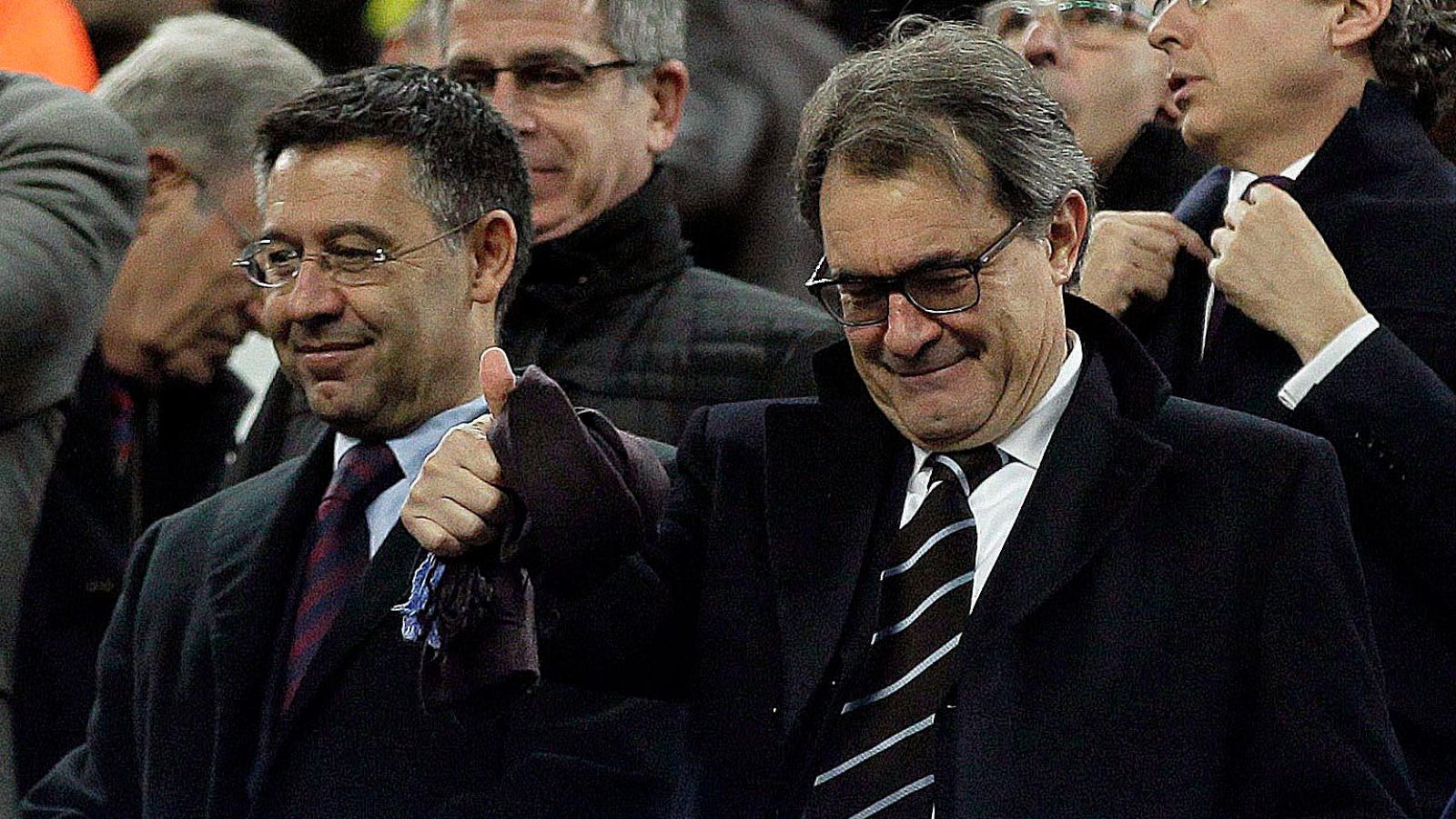 El presidente de la Generalitat, Artur Mas, en el palco del Camp Nou junto a Josep Maria Bartomeu