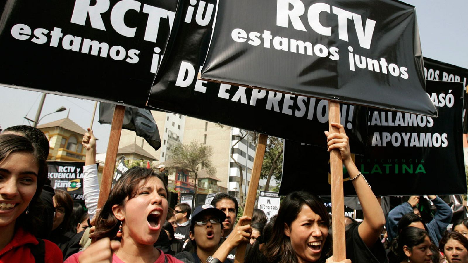 Periodistas laitnoamericanos se manifiestan contra el cierre de Radio Caracas Televisión en una imagen de archivo.