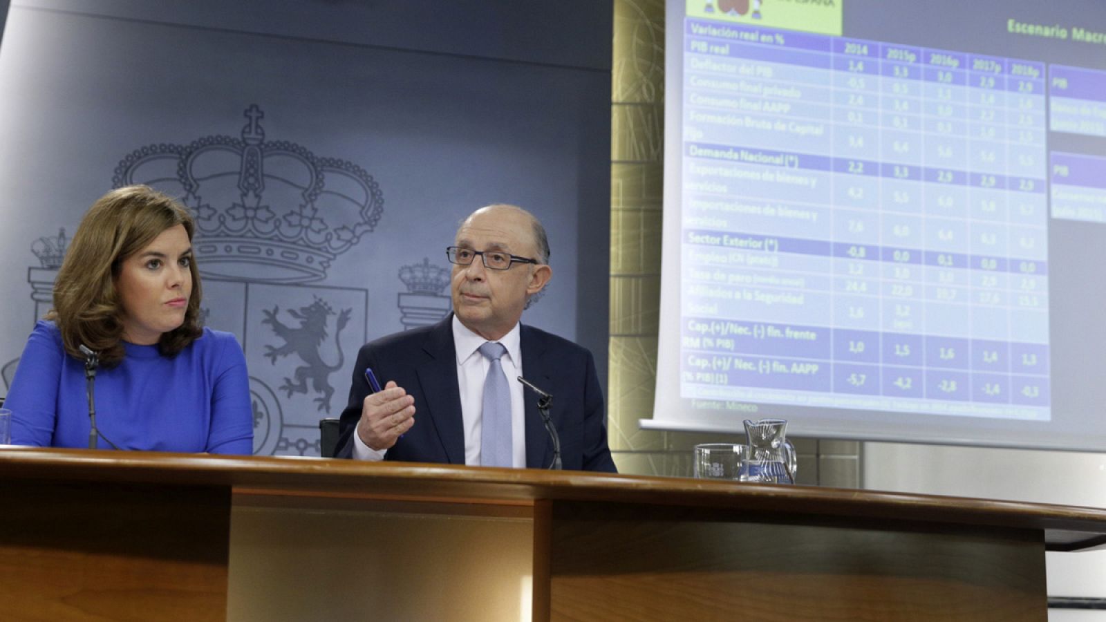 La vicepresidenta del Gobierno, Soraya Sáenz de Santamaría, y el ministro de Hacienda, Cristóbal Montoro