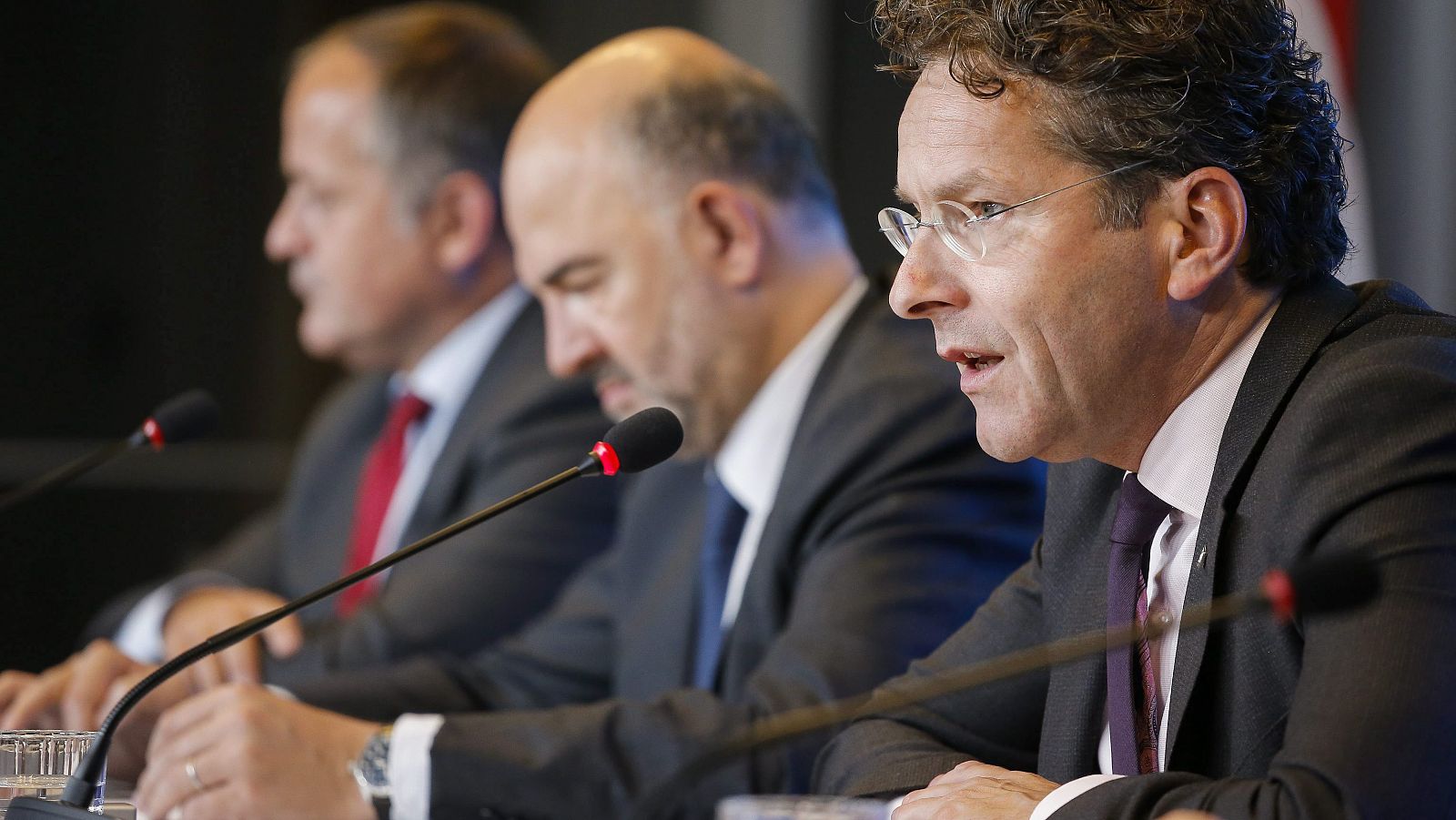 De izqda. a drcha., Benoit Coeure, del Banco Central Europeo; el comisario europeo de Economía y Finanzas, Pierre Moscovici, y el presidente del Eurogrupo, Jeroen Dijsselbloem