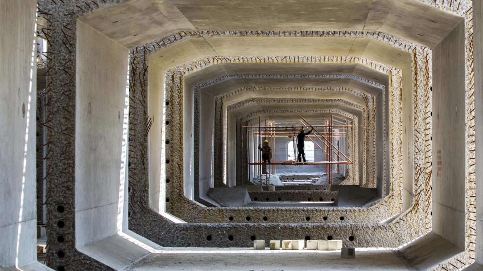 Trabajadores en las obras de construcción de un puente para el ferrocarril en Lianyungang, en la provincia china de Jiangsu