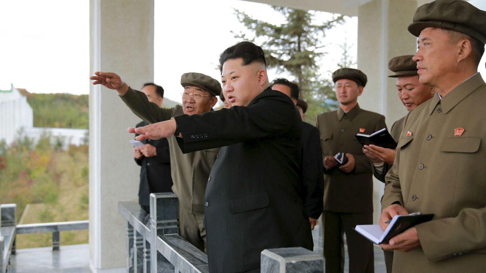 El líder norcoreano, Kim Jong un, durante una visita a una central eléctrica