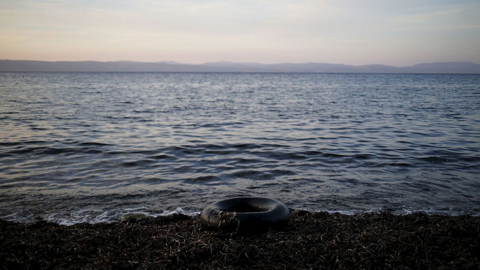 Un salvavidas en una playa donde suelen llegar refugiados en la isla de Lesbos, Grecia. Enfrente, la costa de Turquía