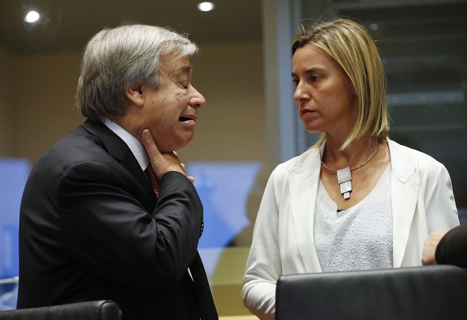 La jefa de la diplomacia europea y el alto comisionado de la ONU para los Refugiados conversan al inicio de una reunión para abordar la crisis de los refugiados.