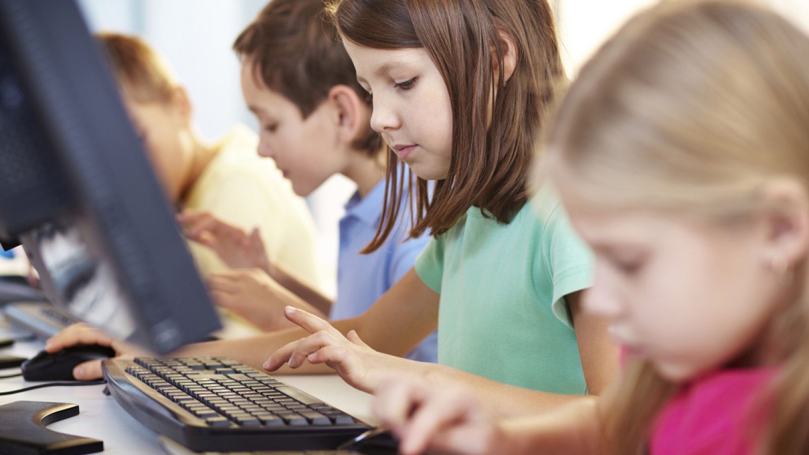 Los ordenadores en la escuela no mejoran los resultados académicos, según la OCDE