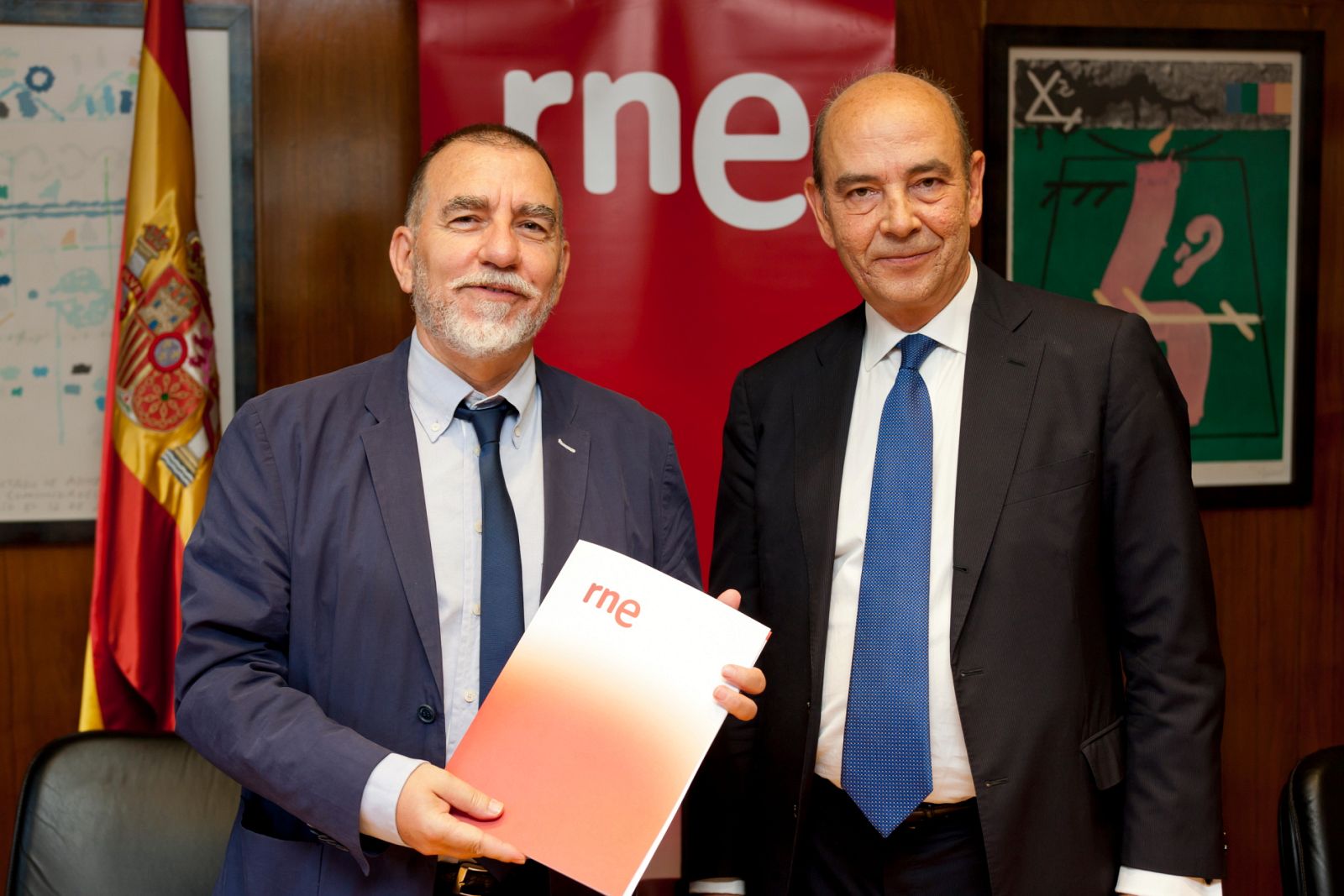 Alfonso Nasarre, director de RNE, y Joaquín Nieto, director de la Oficina en España de la OIT, en la firma del acuerdo