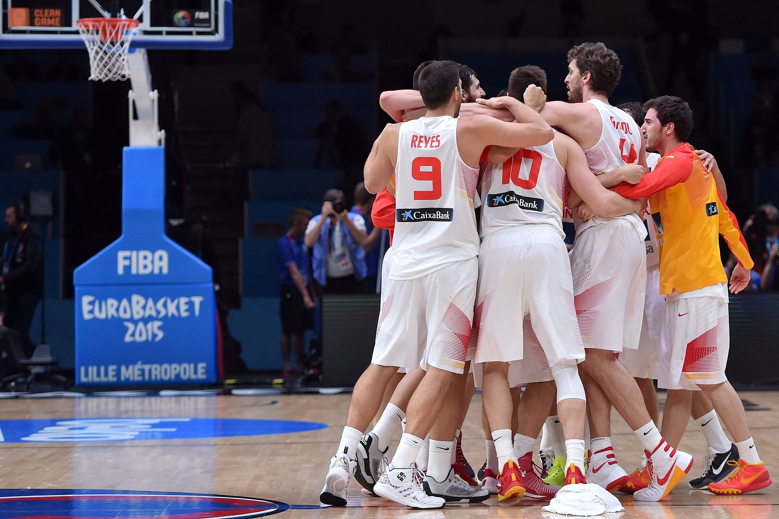 Los jugadores de la selección española celebran la victoria ante Grecia en cuartos de final.