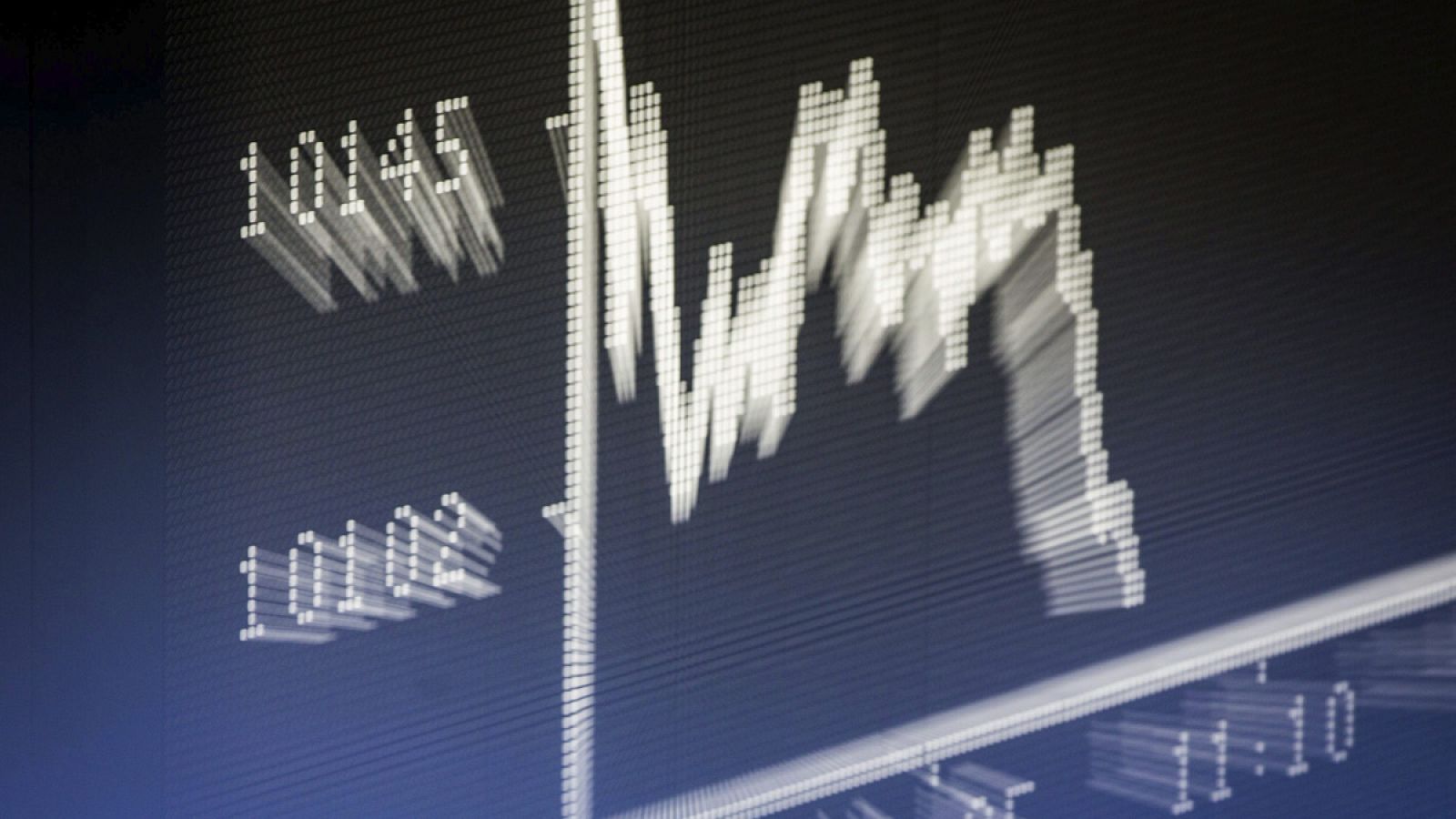Un gráfico muestra la bajada que sufrió la Bolsa de Fráncfort en la apertura