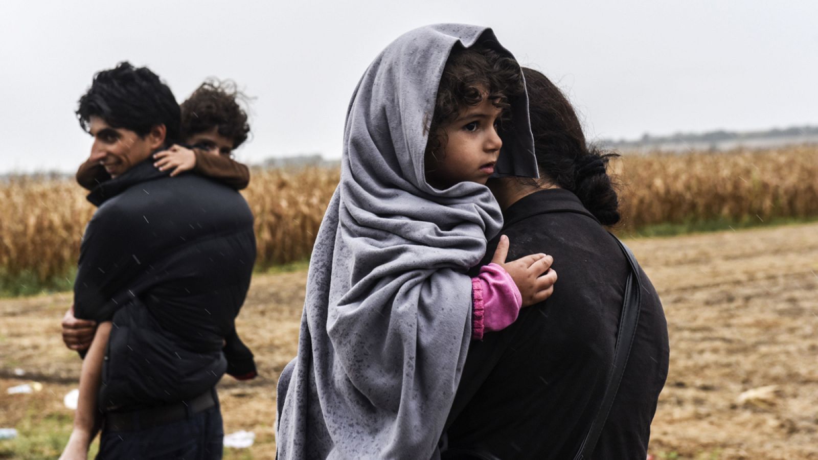 Una familia de refugiados, en la frontera croata con Serbia.