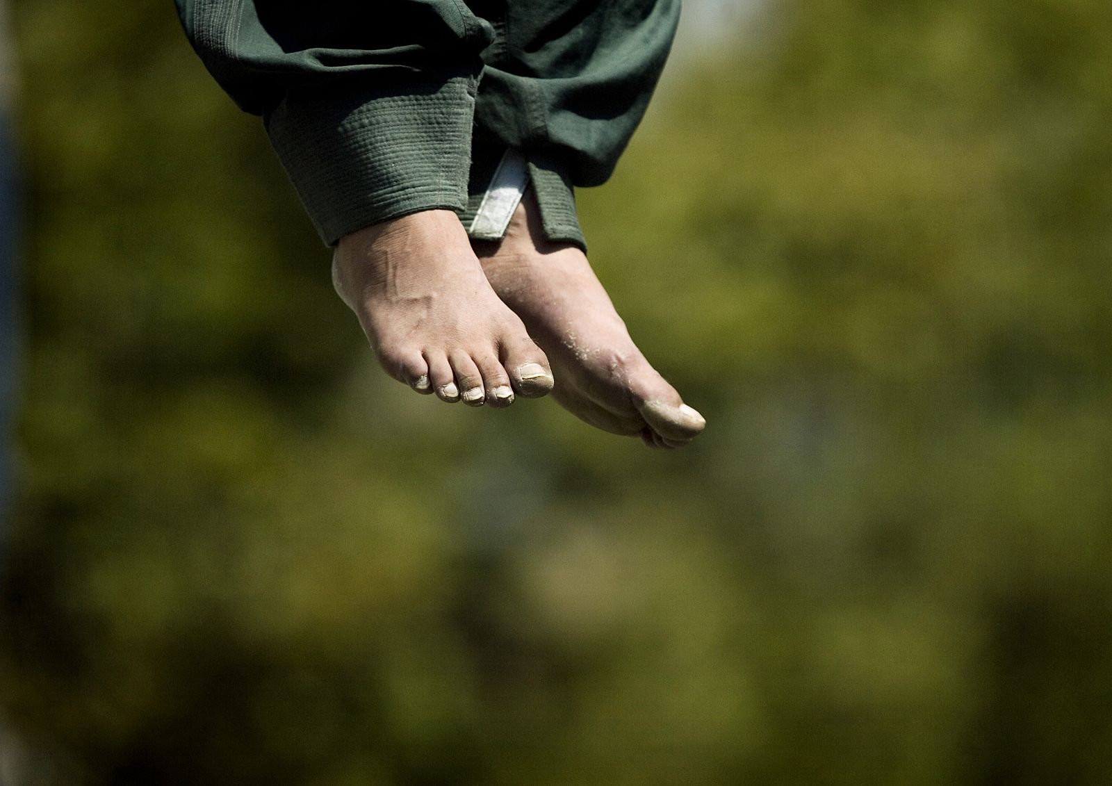 Un hombre ahorcado cuelga de una grúa en Teherán en agosto de 2007