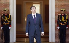 Zapatero recibe a los portavoces políticos para que se sumen a los acuerdos alcanzados con Rajoy