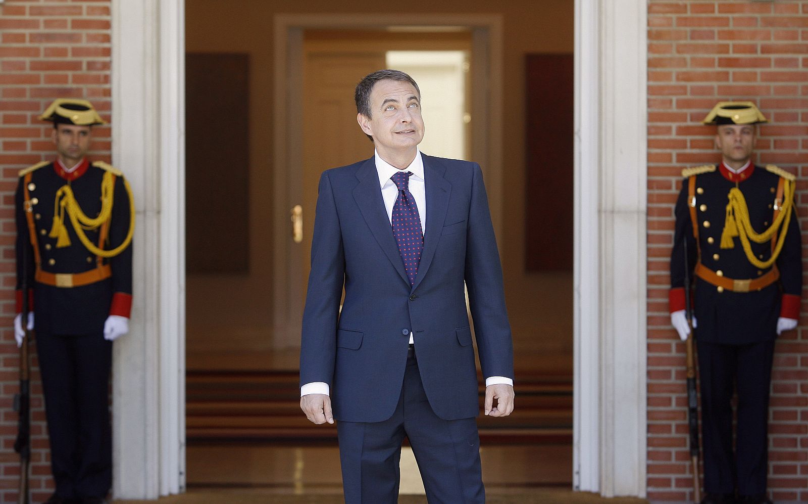 Zapatero a las puertas de La Moncloa en una imagen de archivo