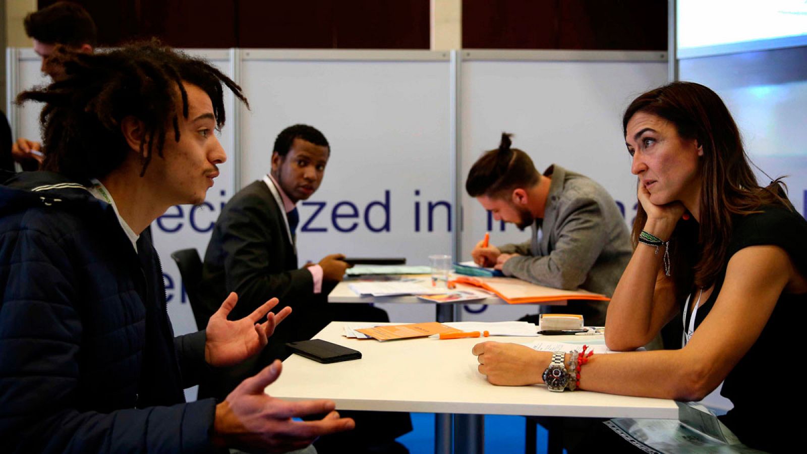 Jóvenes universitarios realizan entrevistas de trabajo en el congreso de empleo juvenil JOBarcelona celebrado el pasado mes de febrero