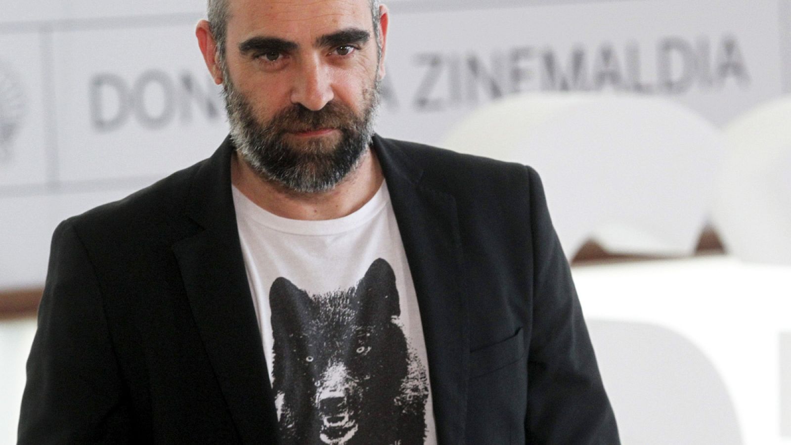 El actor Luis Tosar posa antes de la presentación de la película 'El desconocido' en el Festival Internacional de Cine de San Sebastián. cido' en la sección oficial de la 63 edición del Festival Internacional de Cine de San Sebastián.