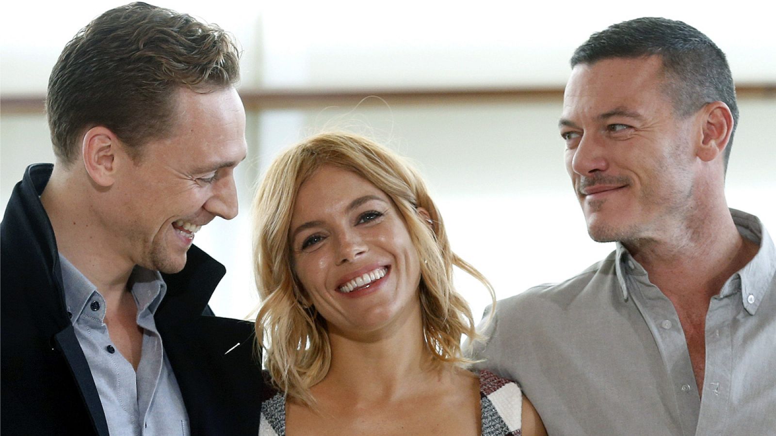 Los actores Sienna Miller, Tom Hiddleston y Luke Evans posan durante la presentación de la película 'High-rise'.