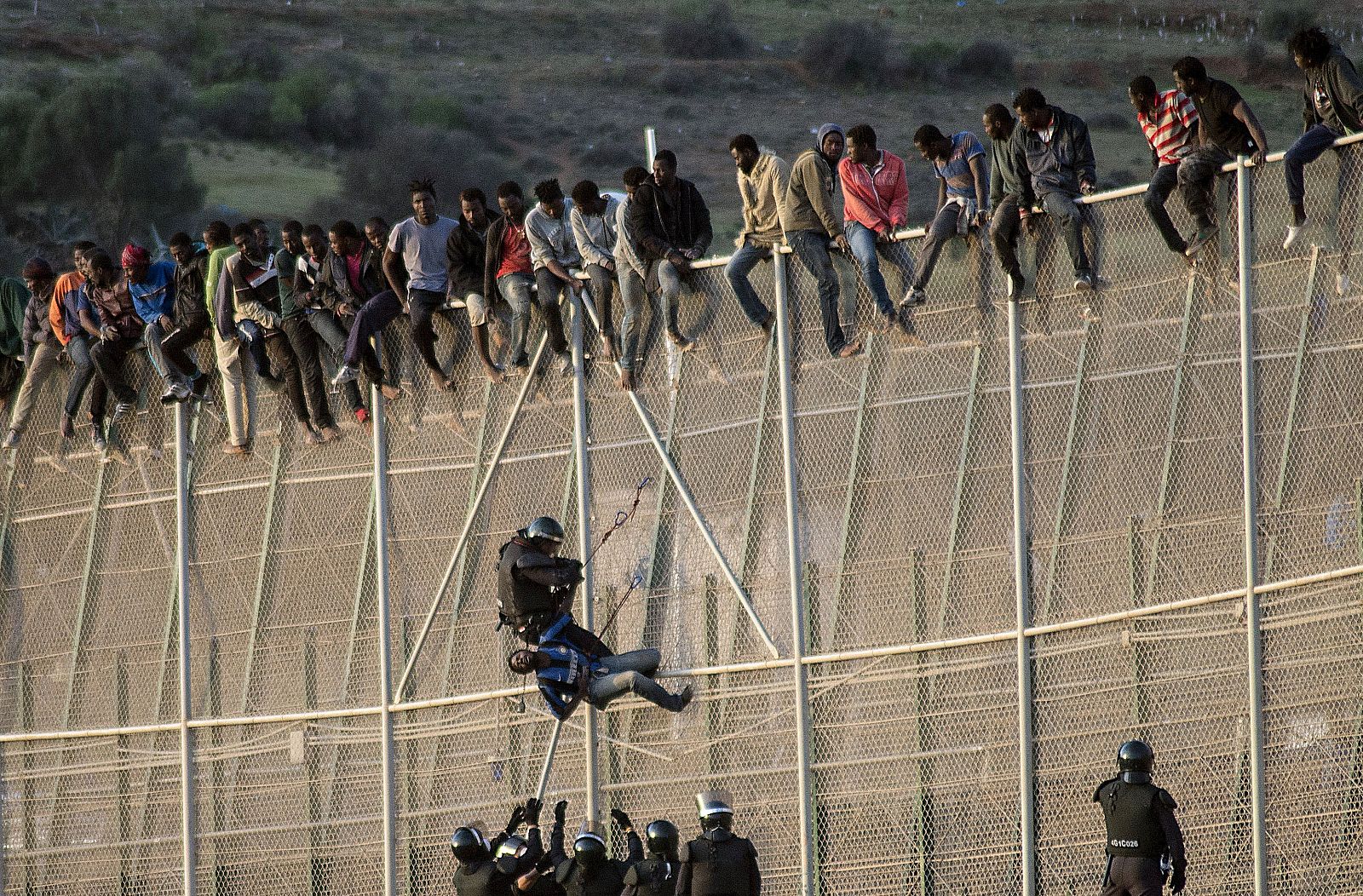 La Guardia Civil impide a un grupo de migrantes cruzar la valla de Melilla en una imagen de archivo.