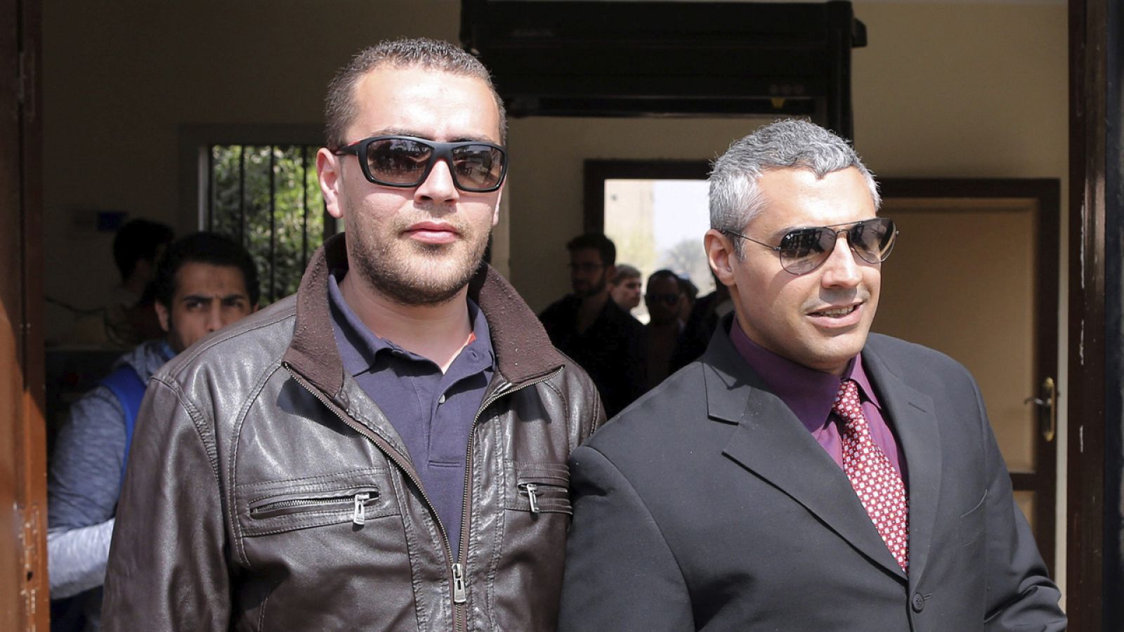 El periodista canadiense Mohammed Fahmy (dcha) y su compañero Baher Mahmoud (izda) a las puertas de los juzgados en El Cairo (Egipto)
