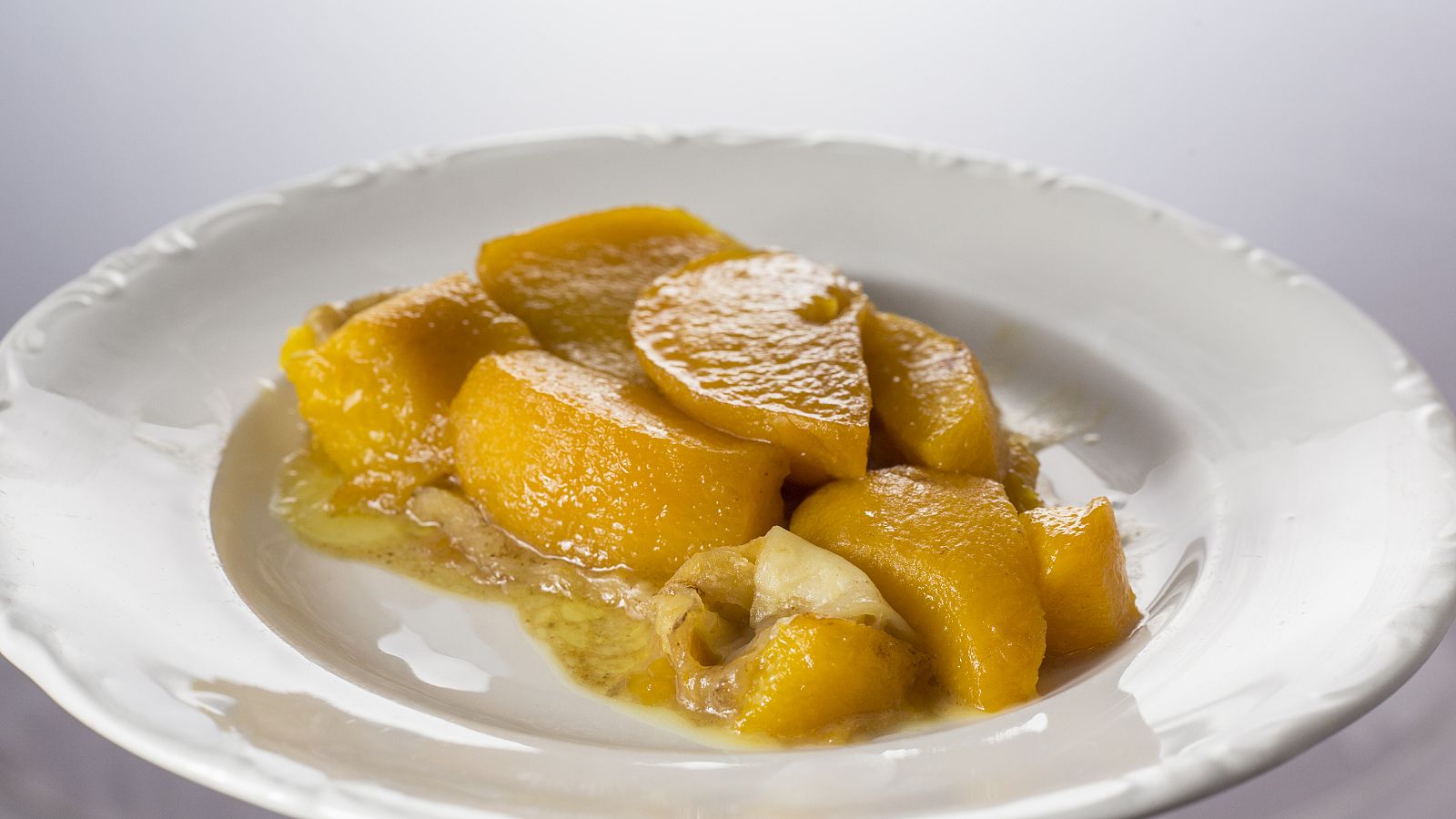 Tarta tatín de melocotón