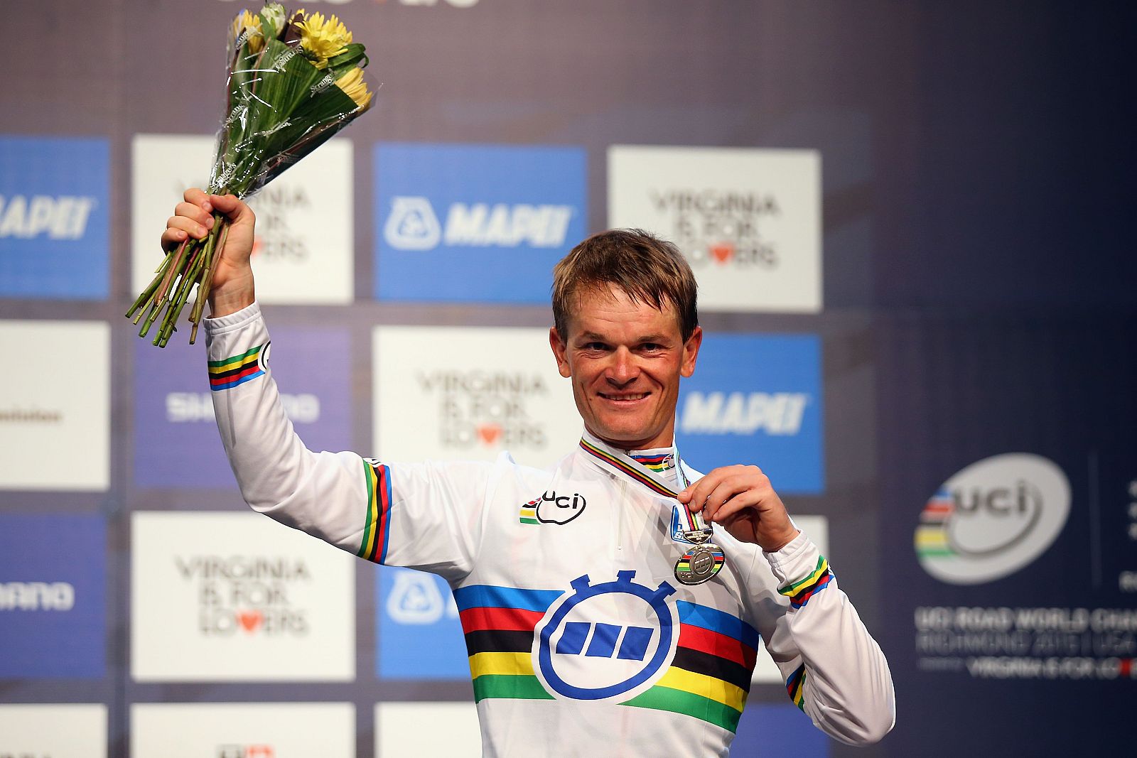 Vasil Kiryienka celebra la medalla de oro lograda en Richmond.