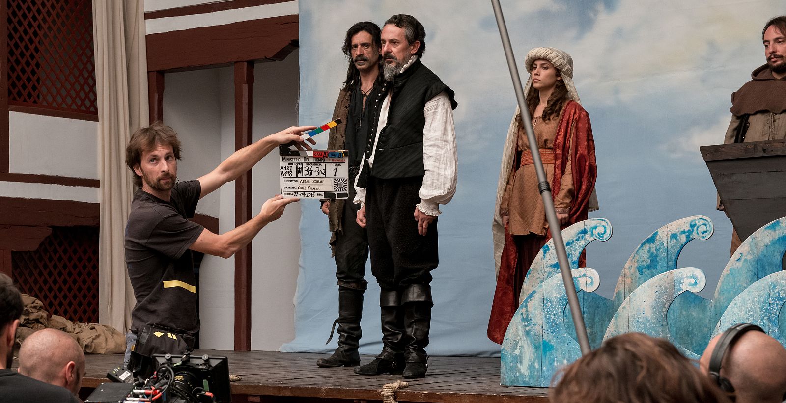 Nacho Fresneda, Pere Ponce y Aura Garrido rodando 'El Ministerio del Tiempo'