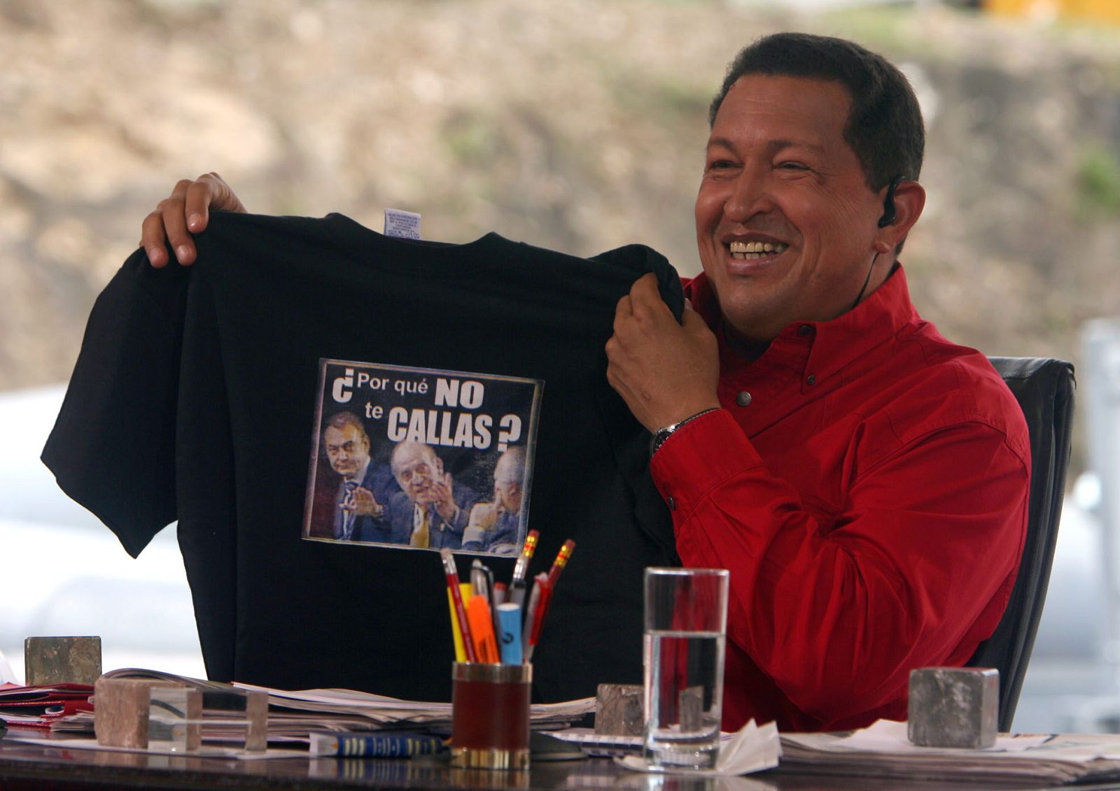 Chávez enseña la camiseta