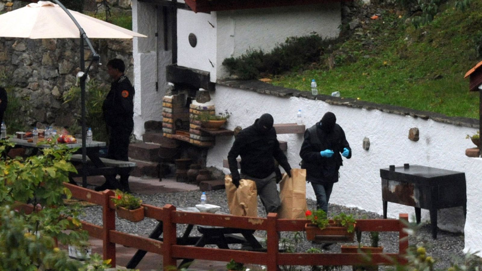 Registro de la casa en Francia donde fueron detenidos los presuntos jefes de ETA Sorzabal y Pla