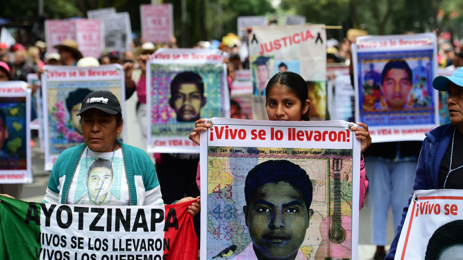 Familiares y amigos manifestándose este viernes pidiendo justicia por los 43 estudiantes desaparecidos en Iguala, México