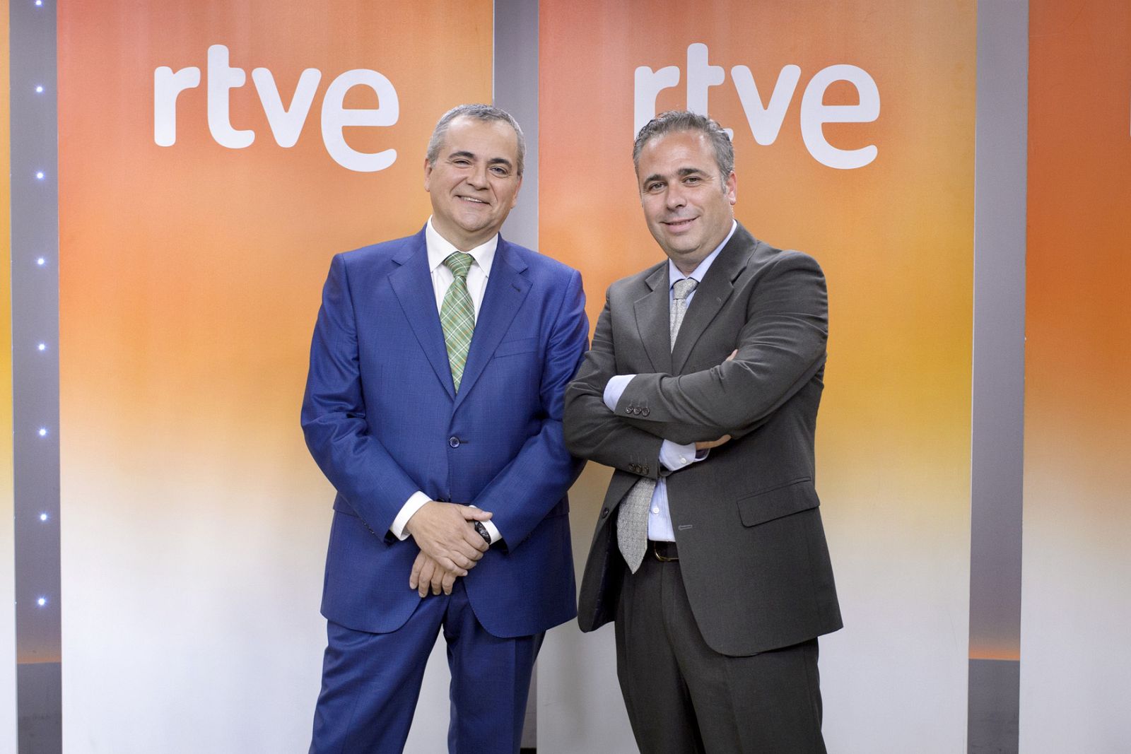 El director y presentador de 'Emprende', Juanma Romero, con el realizador del programa, Luis Oliván