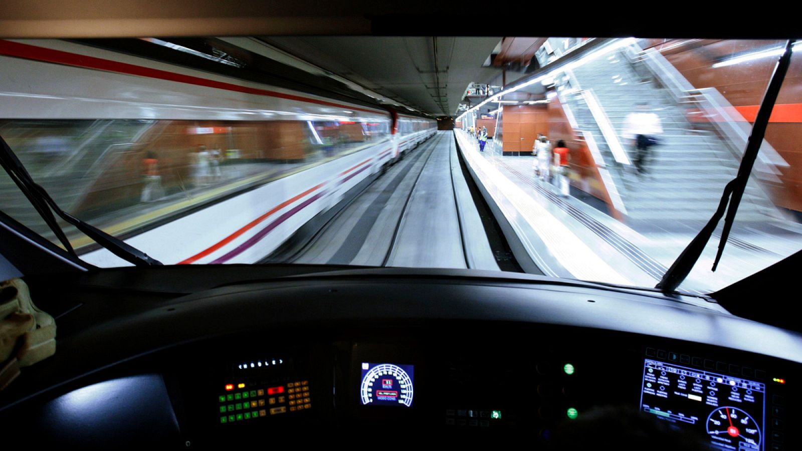Un tren llega a la estación de Cercanías de Sol en Madrid