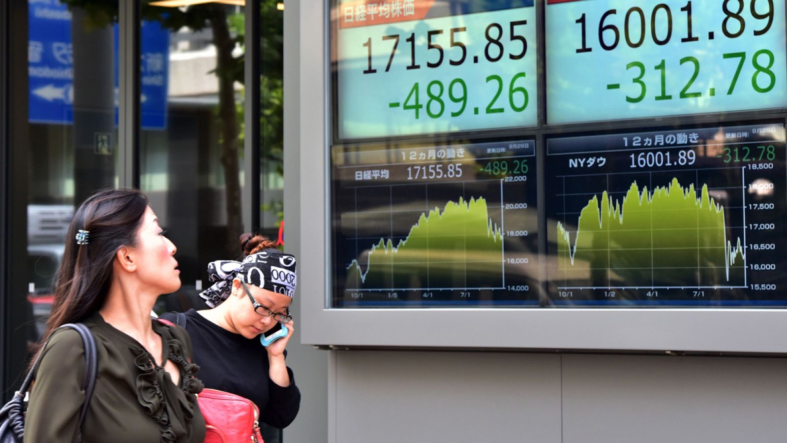 Dos japonesas pasan ante unos paneles bursátiles en Tokio