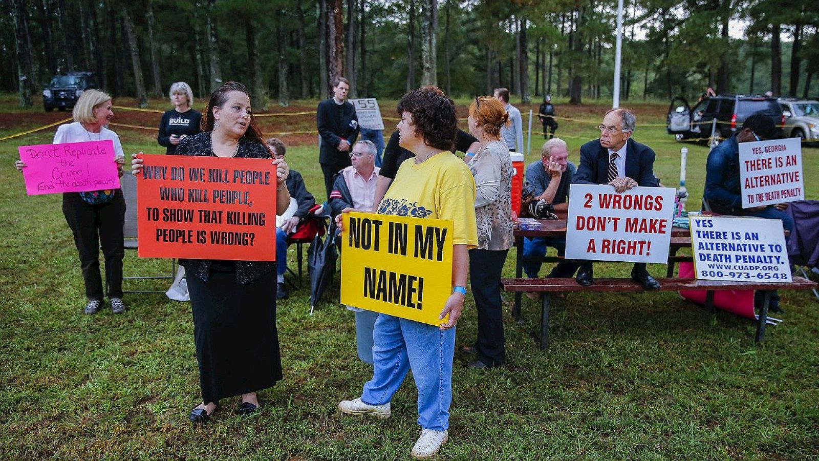 Manifestantes contra la pena de muerte hacen guardia frente a la prisión de Jackson, Georgia (EE.UU.) antes de la ejecución de Kelly Gissendaner