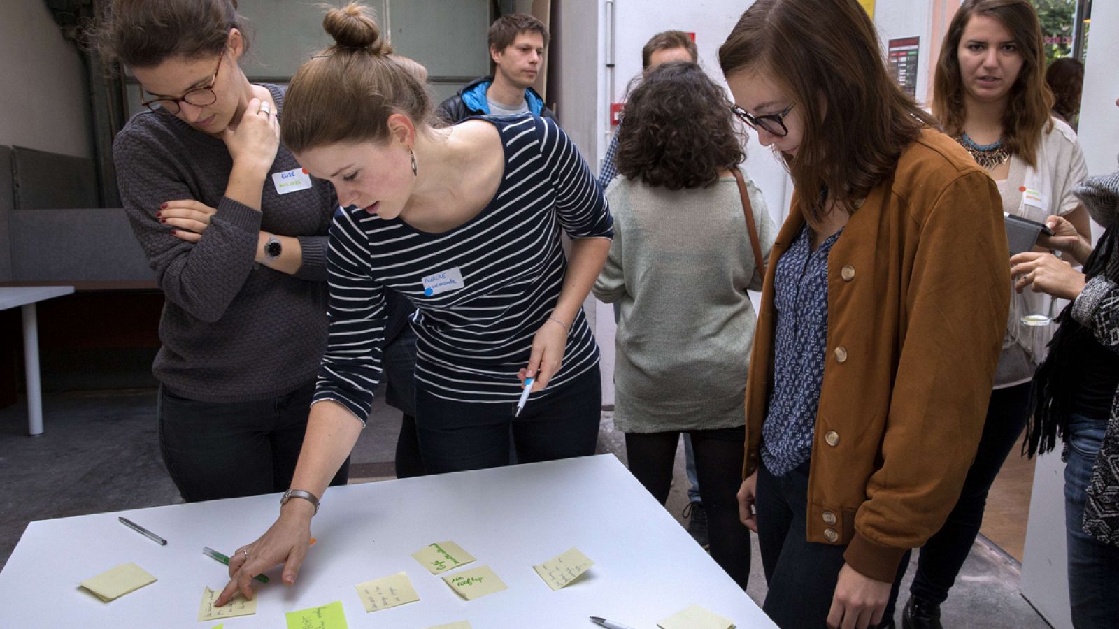 Reunión de varias trabajadoras en un espacio de coworking en Francia