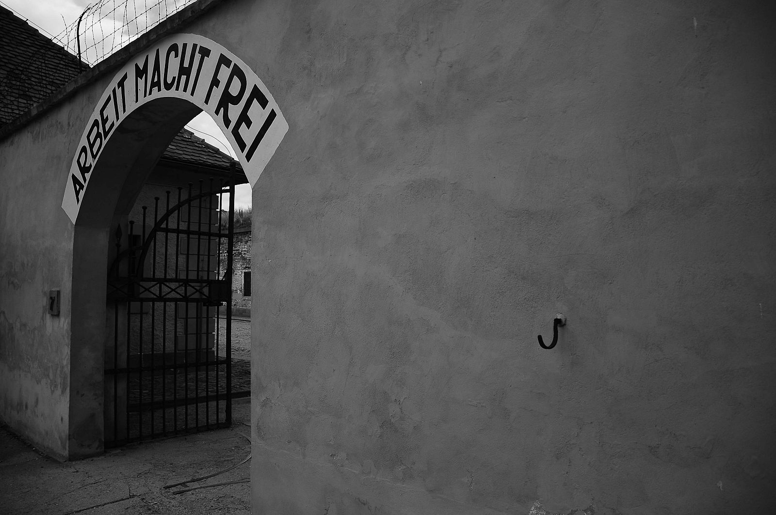 Helga pasó por cuatro campos de concentración. En la imagen, la entrada en Auschwitz: "El trabajo os hará libres"