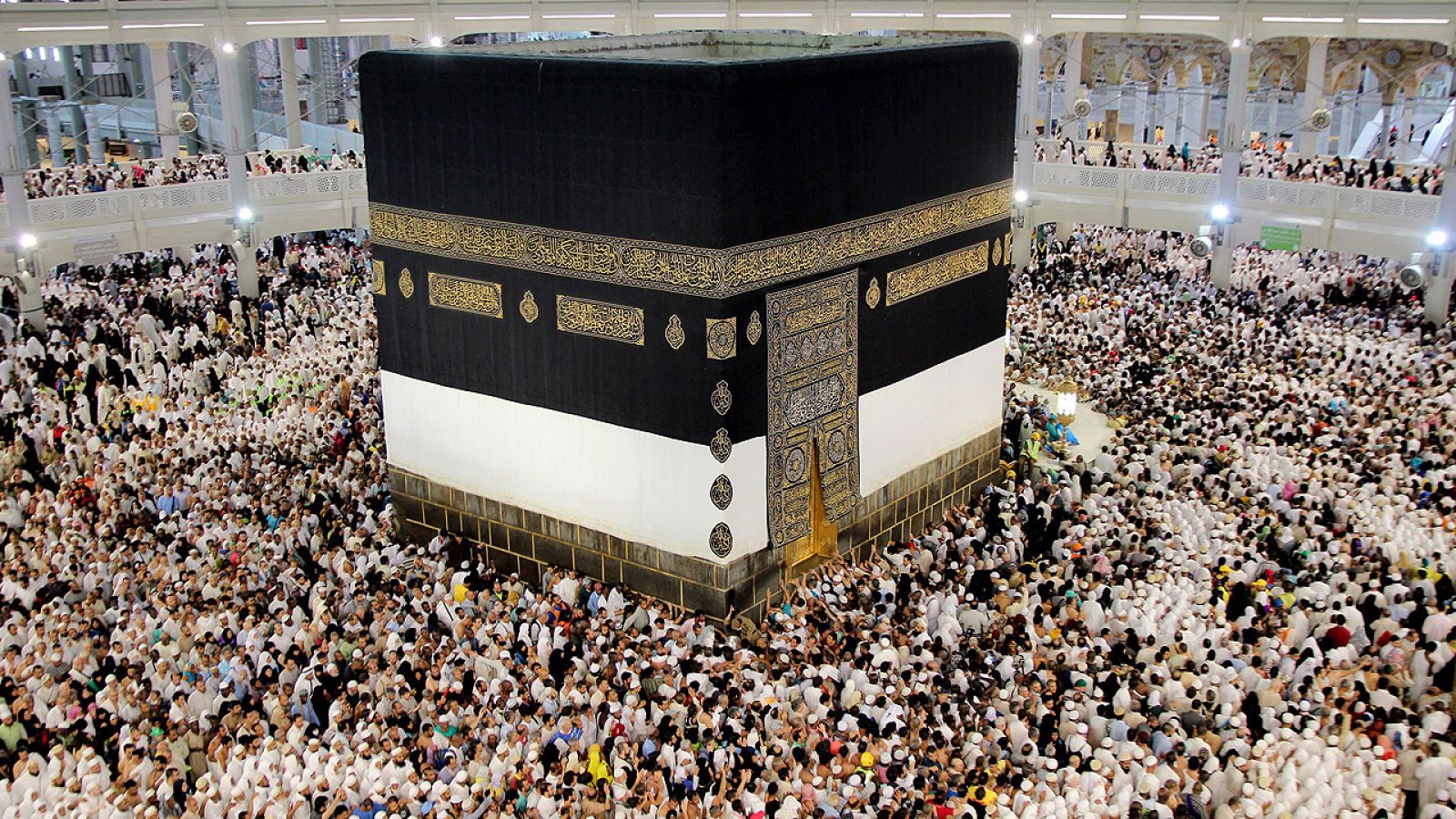 La Kaaba en la mezquita de Al Haram, en La Meca (Arabia Saudí), el lugar más sagrado del Islam