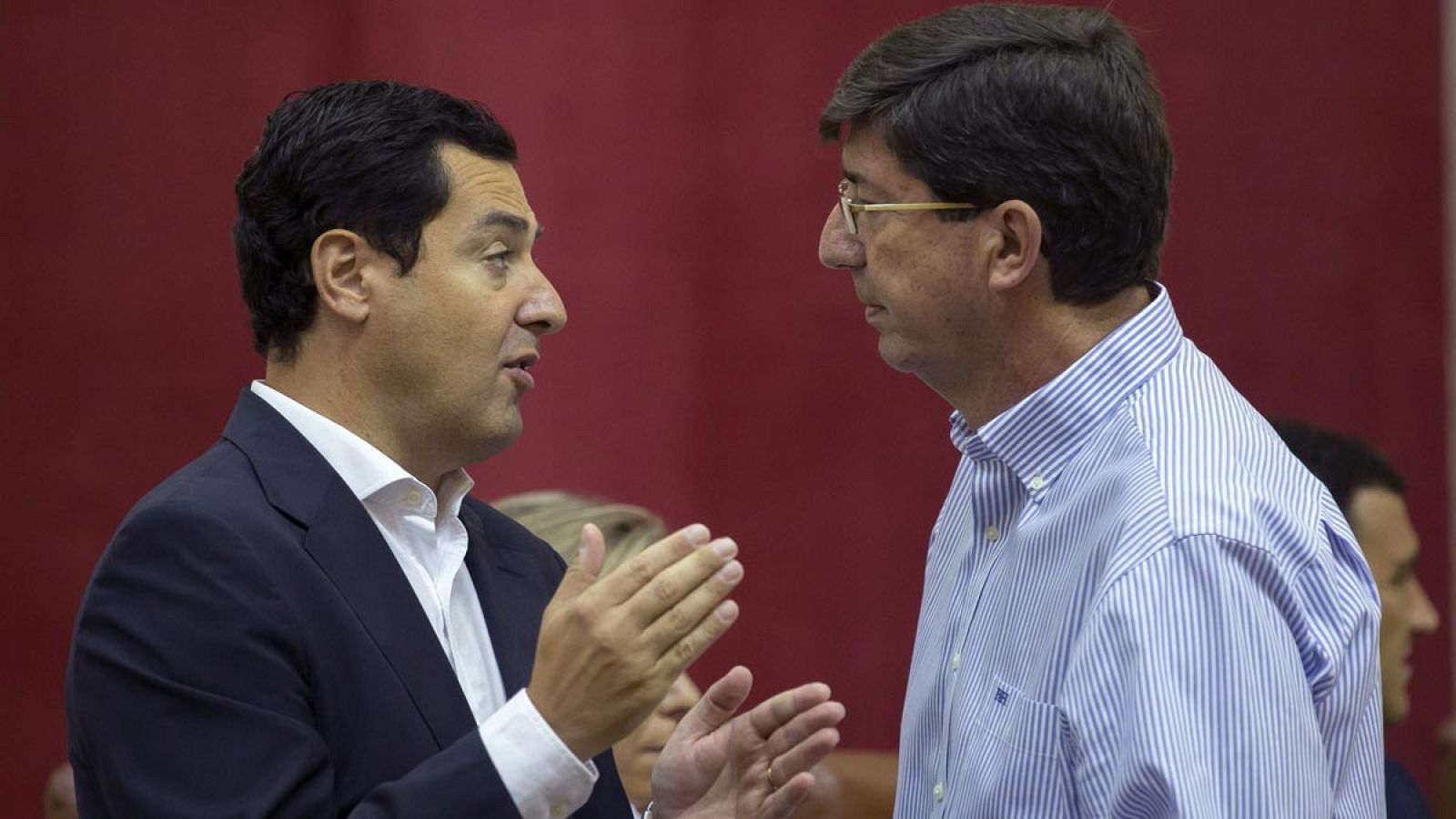 Los portavoces en el Parlamento andaluz del PP Juanma Moreno, y de Ciudadanos, Juan Marín