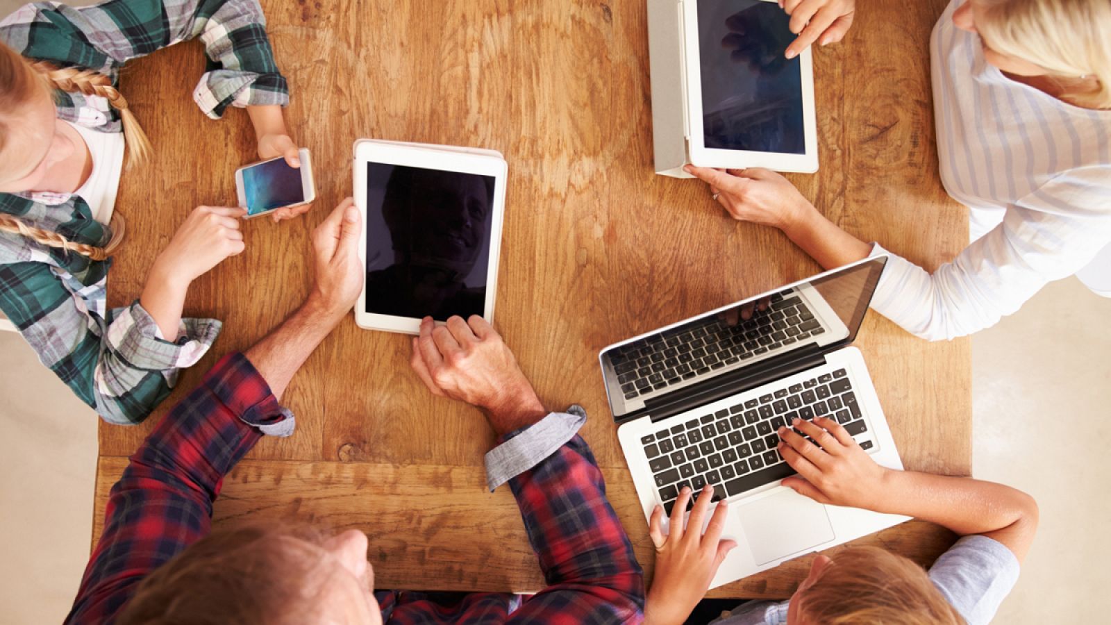 El 77,8 % de los hogares en España con internet utiliza banda ancha.