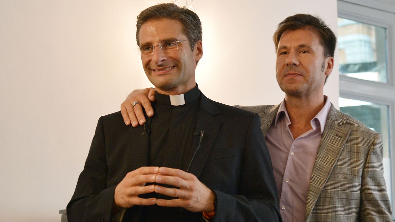 El sacerdote Krysztof Olaf Charamsa junto con su pareja durante la rueda de prensa