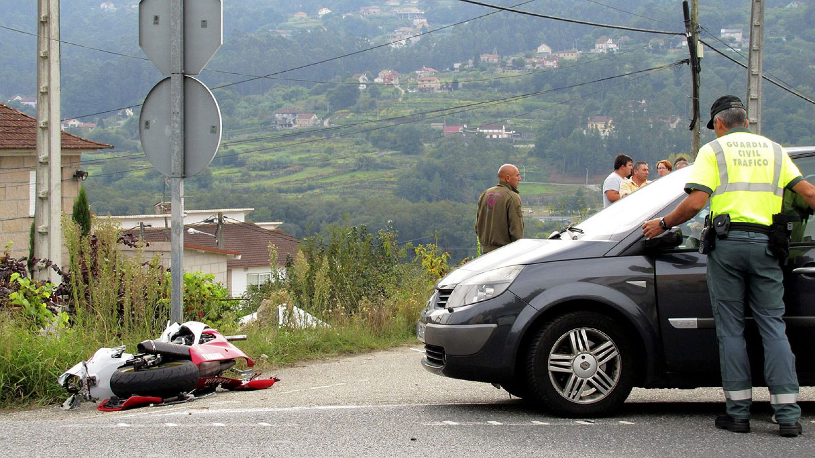 Agentes de la Guardia Civil en Redondela, donde este sábado un joven ha fallecido en un accidente