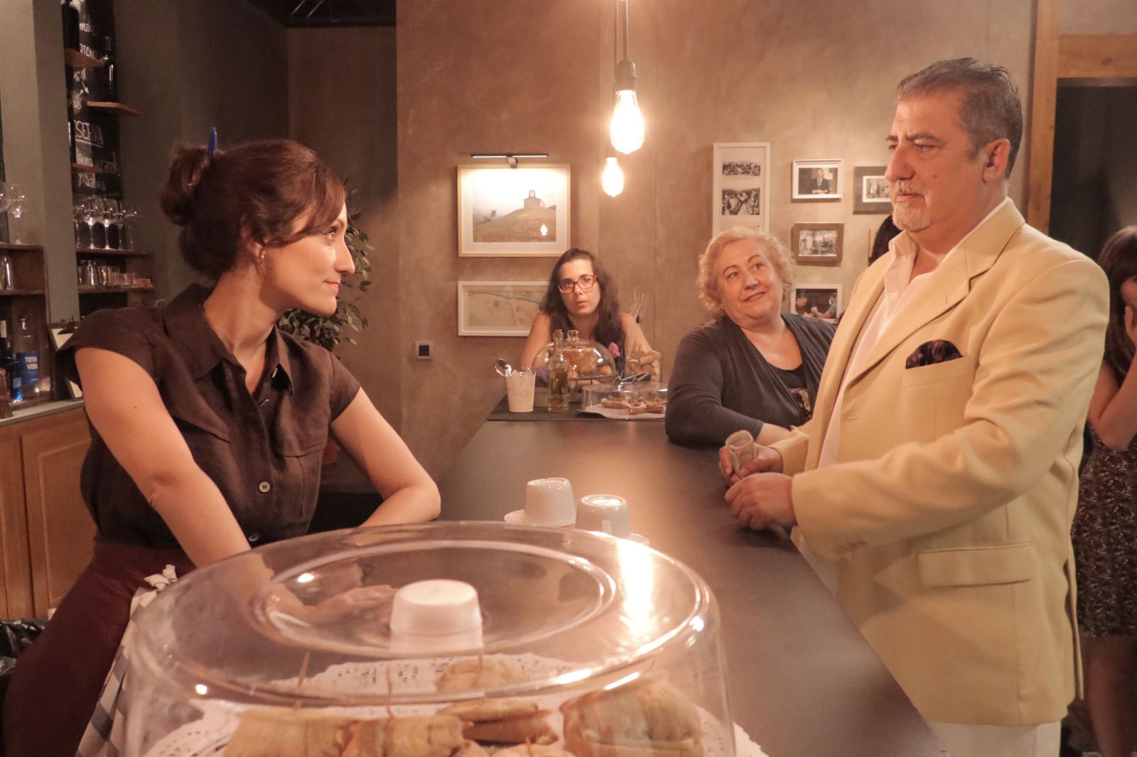 Un peligroso estafador llega a Ezcaray, suplantando la identidad de Pierre Pollard, un profesor que venía para comprobar la autenticidad de las falsificaciones