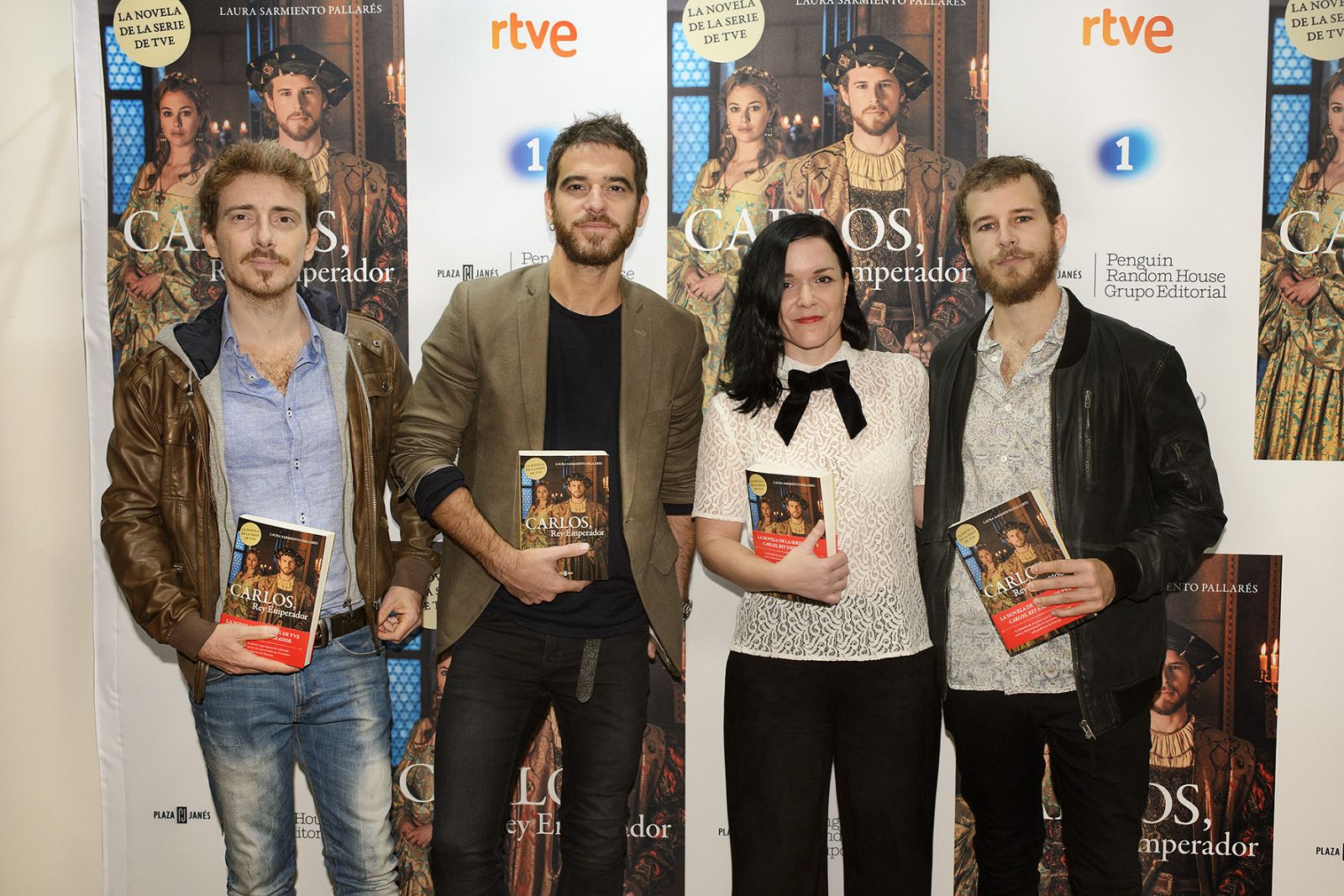 Laura Sarmiento, autora de la novela, junto a Víctor Clavijo, Alfonso Bassave y Álvaro Cervantes