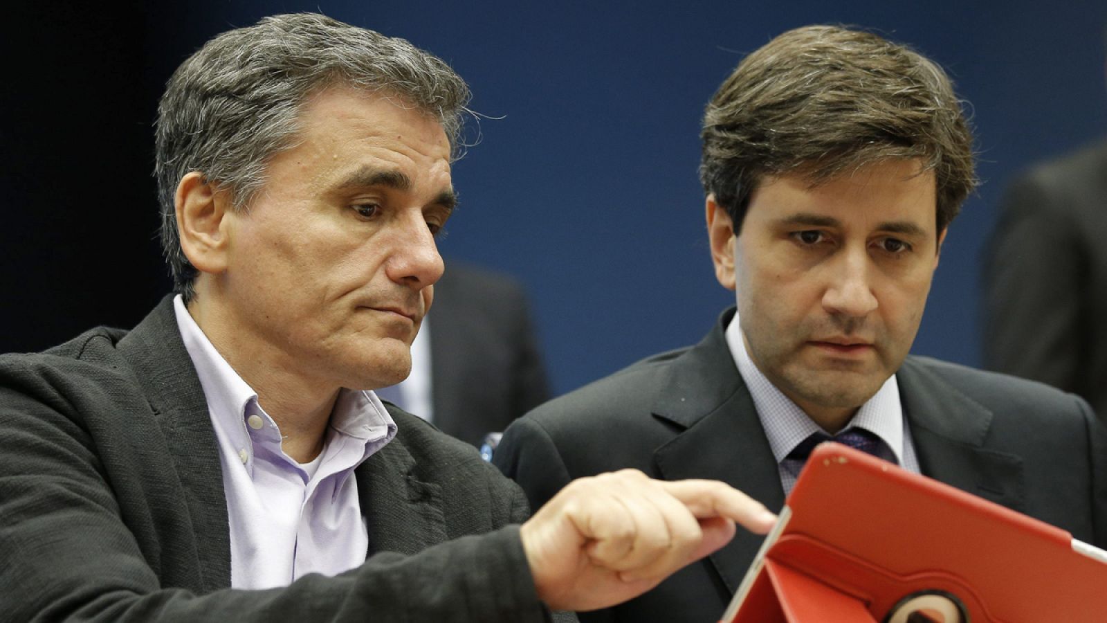 El ministro griego de Finanzas conversa con su número dos en el Eurogrupo