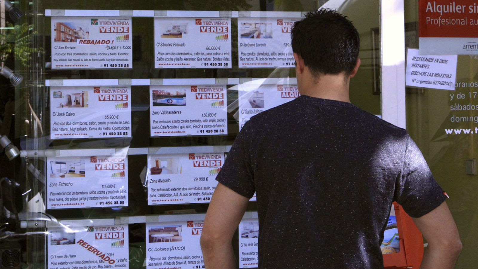 Anuncios de pisos en venta en una inmobiliaria de Madrid