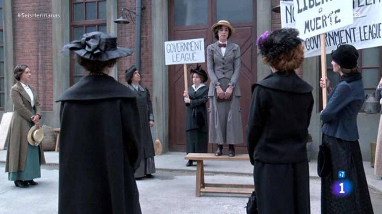 Celia en una manifestación de las sufragistas