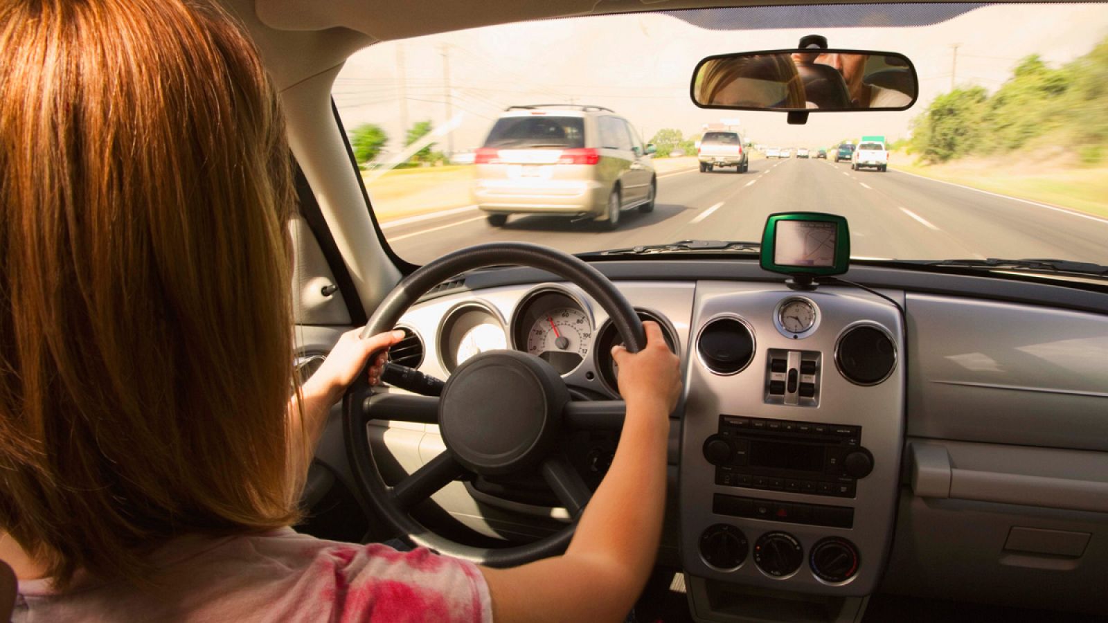 Una mujer conduciendo un vehículo