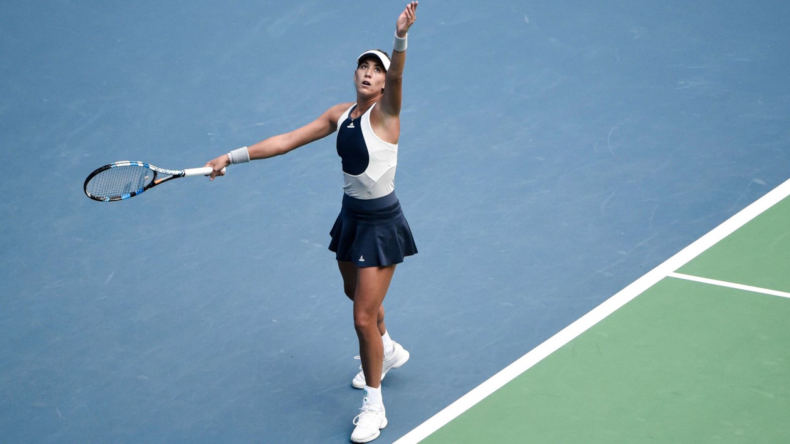 Garbiñe Muguruza se dispone a sacar en Wuhan (China)