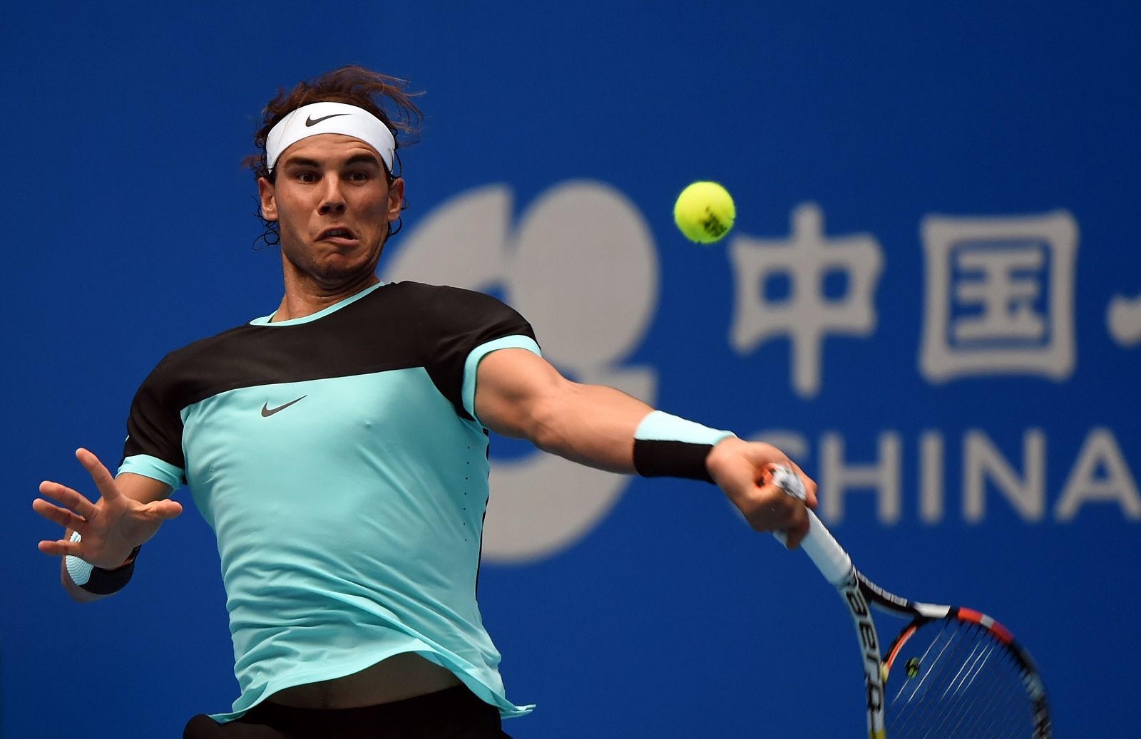 Rafael Nadal devuleve una bola durante el partido ante Pospisil.
