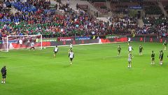 España prueba con Alcácer de nueve y Logroño silba a Piqué